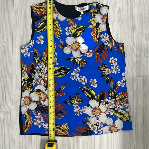 DVF silk top cobalt blue Size M NWT - Picture 9 of 9